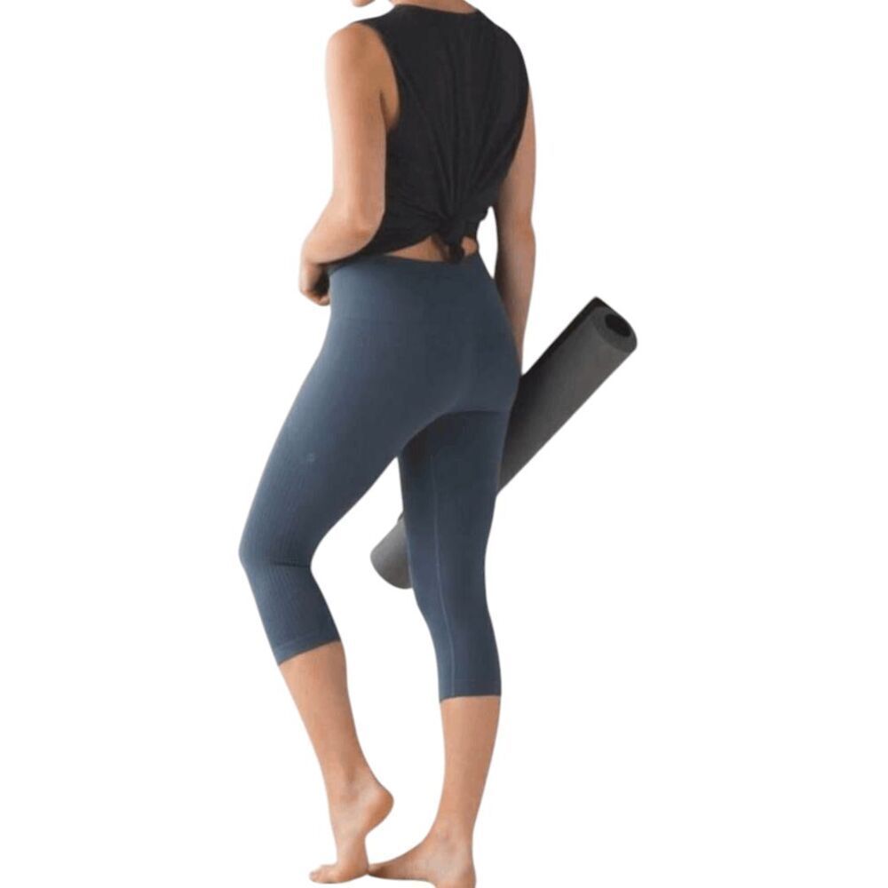 LULULEMON ATHLETICA Flow & Go Crop (19') Size 4